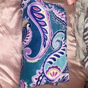 VERA BRADLEY PLUSH THROW BLANKET - DREAMER PAISLEY